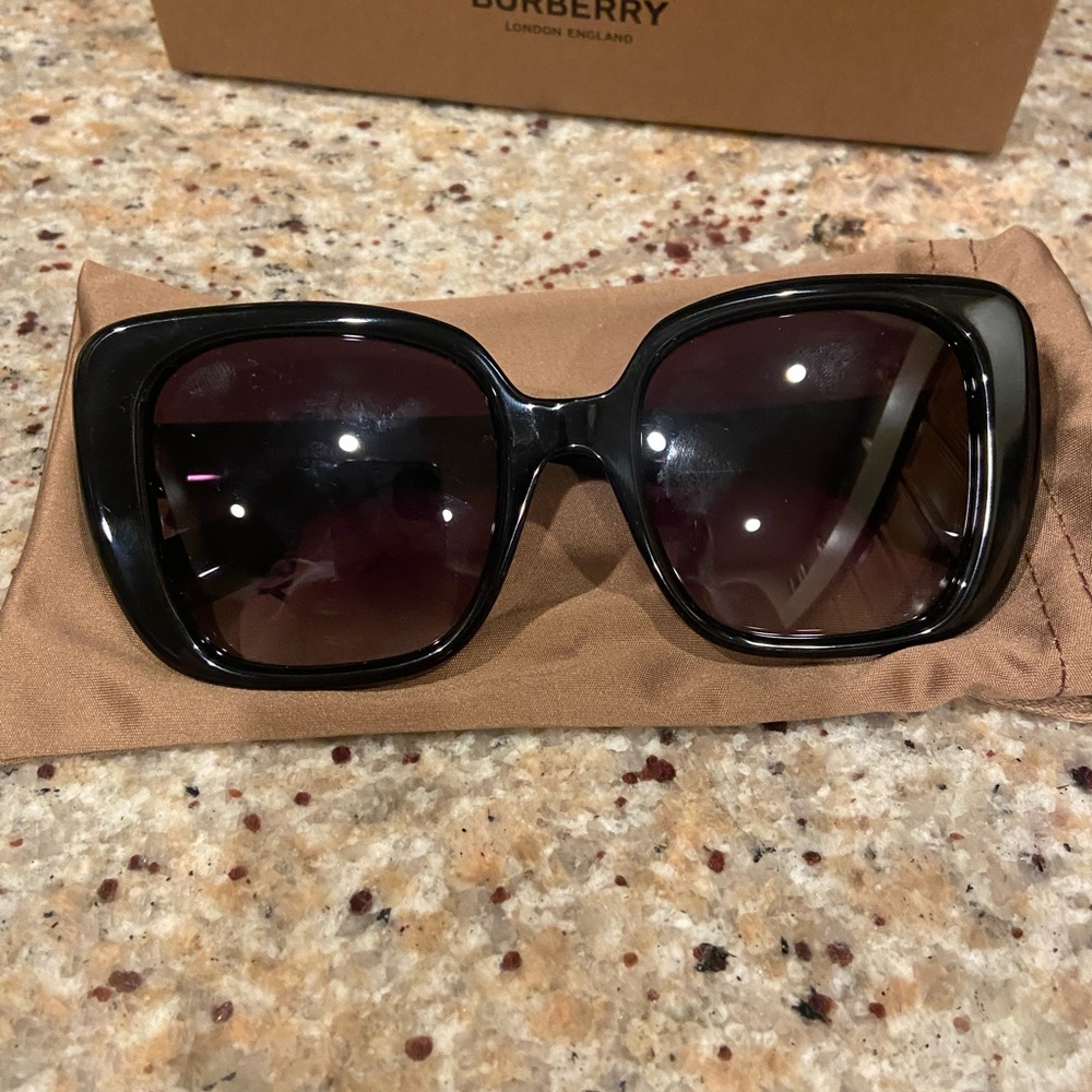 Burberry Helena Sunglasses BE4371